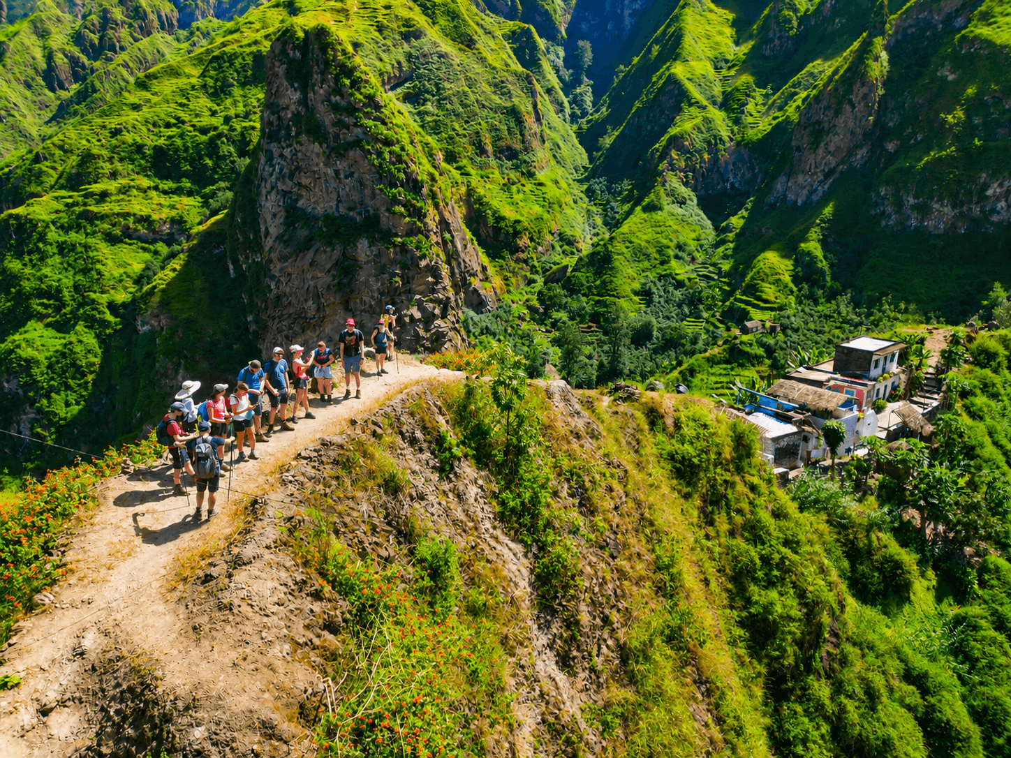 Sentier de trekking à flanc de montagne à Santo Antão